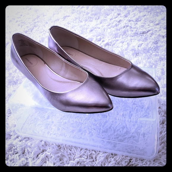 Lands' End Shoes - Lands End gold low wedged pointed toe heel